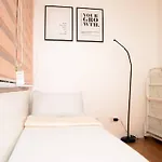 Metro Stay - Prime Spot Near Malls & Major Cities